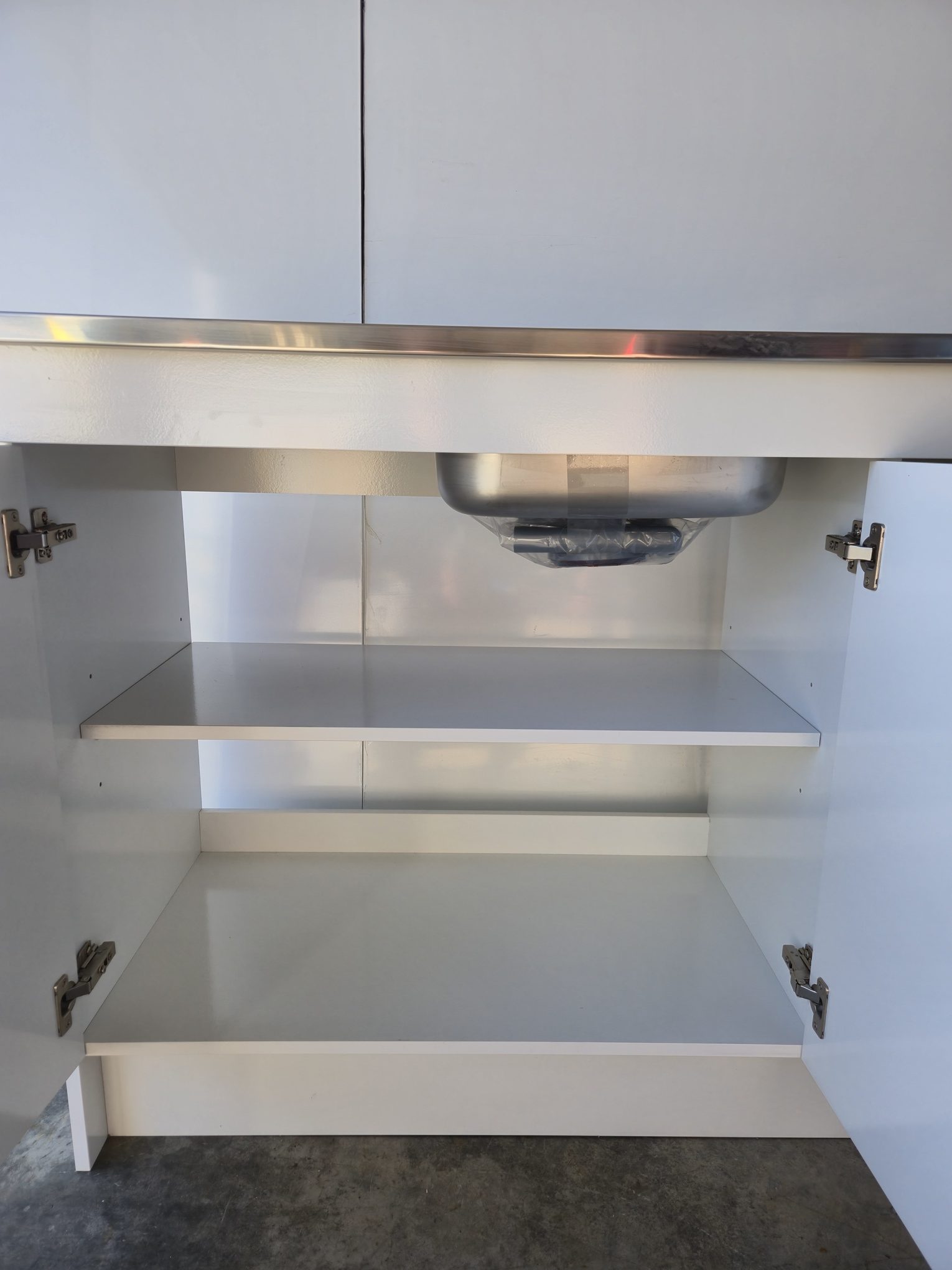 adjustible shelf, no solid back